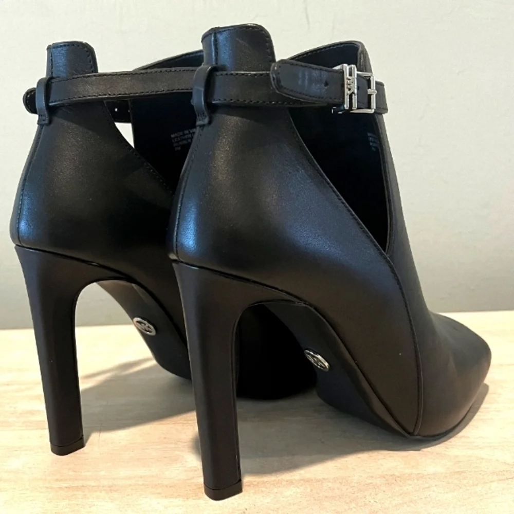 Michael Kors Lawson Black Leather Open Toe Boot  Size 7M   New Without B…‎